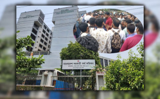 পিএসসির সামনে চাকরিপ্রার্থীরা, আলোচনায় কমিশনের ভেতরে ৫ প্রতিনিধি