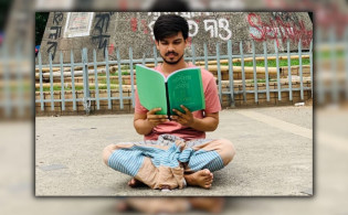 শ্রেনিকক্ষে লুঙ্গি-গেঞ্জির স্বাভাবিকীকরণের দাবিতে ঢাবি শিক্ষার্থীর প্রতীকী অনশন