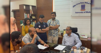 ৪ দাবিতে কলা অনুষদের ডিনকে স্মারকলিপি দিল ঢাবির কমল মেডিএইড