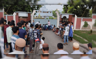 রাবি উপাচার্যের বাসভবন ঘেরাও