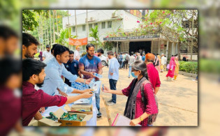 ভর্তিচ্ছুদের মাঝে কলম, খাতা, স্যালাইন বিতরণ ঢাবি ছাত্রদলের