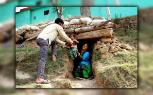 প্রাণ রক্ষায় বাঙ্কারে ঢুকছে পাক-ভারত সীমান্তবাসী