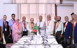 প্রধান উপদেষ্টার কাছে স্বাস্থ্যখাত সংস্কারের প্রতিবেদন হস্তান্তর