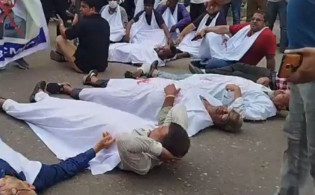 কাফন পরে রাজপথে শেয়ারবাজারের বিনিয়োগকারীরা