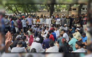 যমুনার সামনে বিক্ষোভ চলছেই, আ.লীগ নিষিদ্ধ দাবি