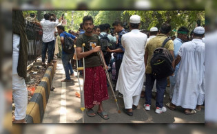 ক্রাচে ভর করে হাসপাতাল থেকে আ.লীগ নিষিদ্ধের সমাবেশে জুলাই যোদ্ধা