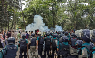 জবি শিক্ষার্থীর ওপর পুলিশের লাঠিচার্জ-টিয়ারশেল, আহত অর্ধশত