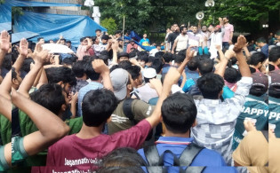জবি শিক্ষক-শিক্ষার্থীদের কাকরাইল না ছাড়ার ঘোষণা 