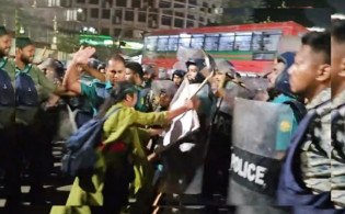 নার্সিং শিক্ষার্থীদের ওপর পুলিশের লাঠিচার্জ