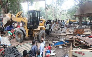 সোহরাওয়ার্দী উদ্যানের শতাধিক অবৈধ স্থাপনা গুঁড়িয়ে দিচ্ছে ডিএসসিসি