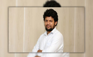 মাহফুজ আলমকে বোতল নিক্ষেপ, সেই শিক্ষার্থী আটক