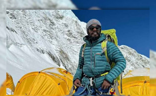কক্সবাজার থেকে পায়ে হেটে এভারেস্ট চূড়ায় বাংলাদেশি