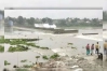 ভারতে ভেঙে পড়ল নদীর বাঁধ; শঙ্কায় বাংলাদেশও