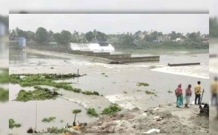 ভারতে ভেঙে পড়ল নদীর বাঁধ; শঙ্কায় বাংলাদেশও