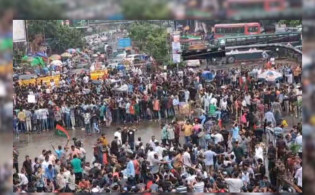 বৃষ্টি উপেক্ষা করে শাহবাগ অবরোধ