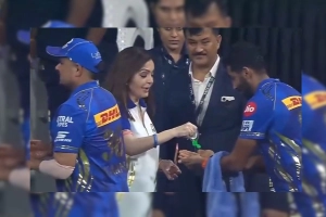 স্যানিটাইজার দিয়ে ক্রিকেটারদের শুভেচ্ছা জানালেন নীতা আম্বানি