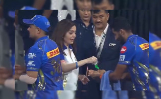 স্যানিটাইজার দিয়ে ক্রিকেটারদের শুভেচ্ছা জানালেন নীতা আম্বানি