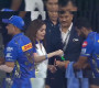 স্যানিটাইজার দিয়ে ক্রিকেটারদের শুভেচ্ছা জানালেন নীতা আম্বানি