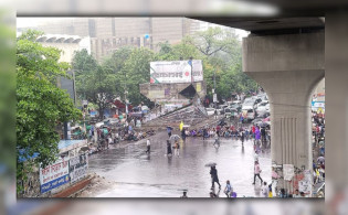 বৃষ্টির মধ্যেই শাহবাগ অবরোধ ছাত্রদলের, যান চলাচল বন্ধ
