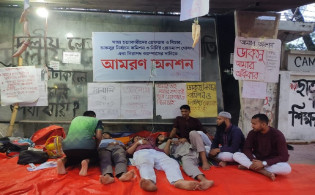 ডাকসুর রোডম্যাপ দাবিতে অনশন, ২ জন হাসপাতালে