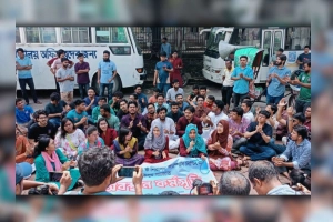 ডাকসু নির্বাচনের দাবিতে অবস্থান কর্মসূচিতে ঢাবি বাগছাস