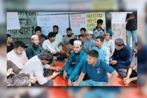 অনশনরতদের সাথে সংহতি জানিয়ে ঢাবি শিক্ষার্থীদের সংহতি সমাবেশ