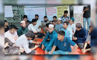 অনশনরতদের সাথে সংহতি জানিয়ে ঢাবি শিক্ষার্থীদের সংহতি সমাবেশ