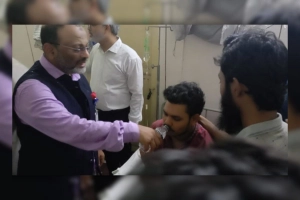 ৮০ ঘন্টা পর উপাচার্যের হাতে অনশন ভাঙলেন ৩ ছাত্রনেতা