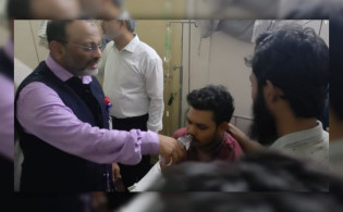 ৮০ ঘন্টা পর উপাচার্যের হাতে অনশন ভাঙলেন ৩ ছাত্রনেতা