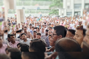 সচিবালয়ে সরকারি কর্মচারীদের বিক্ষোভ 