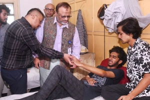 নিউমার্কেটে দুই শিক্ষার্থীকে মারধরের ঘটনায় ঢাবির প্রতিবাদ