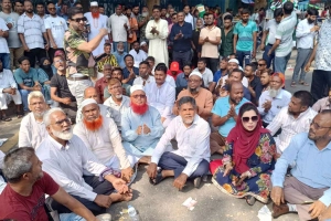 নাগরিক সেবা বন্ধ করে ইশরাক সমর্থকদের বিক্ষোভ