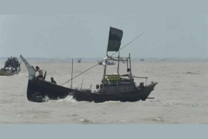 হাতিয়ার সঙ্গে সারাদেশের নৌযোগাযোগ বন্ধ
