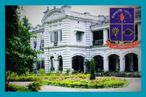 ক্যাম্পাসে ঈদ কাটানো শিক্ষার্থীদের বাসভবনে দাওয়াত দিলেন ঢাবি উপাচার্য