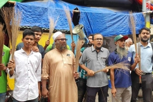 টিকিট না পেয়ে বাফুফের সামনে ঝাড়ু মিছিল