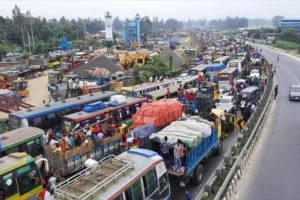 তীব্র যানযট: পথে আনন্দ হারাচ্ছেন ঈদযাত্রীরা