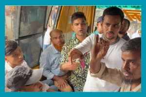 বাসে উঠে যাত্রীদের অতিরিক্ত ভাড়া ফেরত দিলেন উপদেষ্টা আসিফ, ভিডিও ভাইরাল