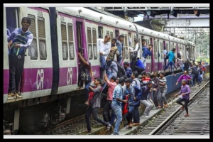 ট্রেন থেকে ছিটকে ৫ জনের মৃ'ত্যু