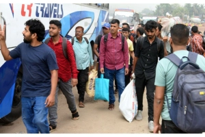 দলে দলে ঢাকায় ফিরছে মানুষ, ছাড়ছেনও অনেকে
