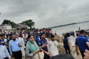 উপদেষ্টাদের গাড়ি অবরোধ করে শ্রমিকদের বিক্ষোভ