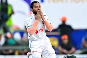 অবসরের গুঞ্জনের জবাব ব্যাটে, মুশফিকের সেঞ্চুরি