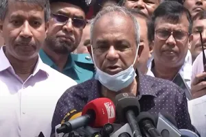 পুলিশ জীবন বাজি রেখে কাজ করছে: স্বরাষ্ট্র উপদেষ্টা