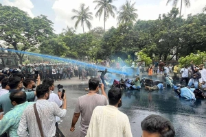 ১৮তম শিক্ষক নিবন্ধন: সনদের দাবিতে বিক্ষোভে পুলিশের লাঠিচার্জ