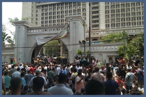 নগর ভবনে দুই গ্রুপের সংঘর্ষ