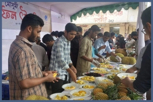 নবাগত শিক্ষার্থীদের মৌসুমি ফল খাইয়ে বরণ করে নিল জবি শিবির