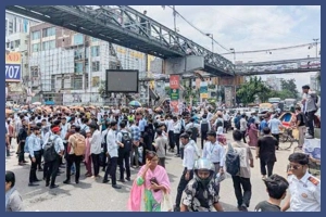 সায়েন্স ল্যাবে শিক্ষার্থীদের সড়ক অবরোধ