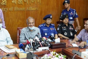 আইনশৃঙ্খলা বাহিনী দ্রুত ব্যবস্থা নিচ্ছে: স্বরাষ্ট্র উপদেষ্টা