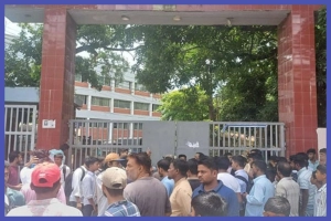 থানার সামনে বিক্ষোভ, ওসি প্রত্যাহারের দাবি