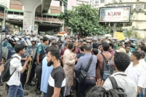 সংস্কারের দাবিতে শাহবাগ ‘ব্লকেড’, পুলিশের সঙ্গে ধাক্কাধাক্কি