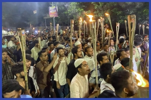 ব্যবসায়ীকে হত্যার প্রতিবাদে বৈষম্যবিরোধী ছাত্র আন্দোলনের মশাল মিছিল